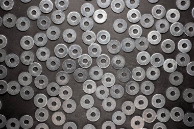 Masadaki birçok metal temizleyicinin yakın çekimi..