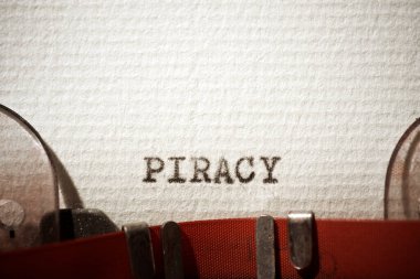 Daktiloyla yazılmış korsanlık kelimesi.