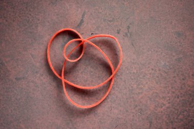 Masadaki kırmızı bant.