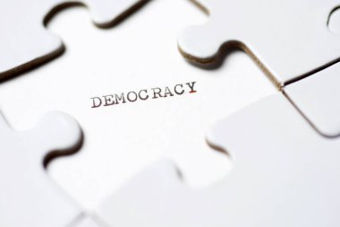 Demokrasi metni beyaz bir bulmacada daktiloyla yazılmış.
