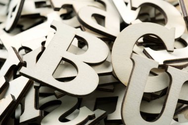 Oyun için istiflenmiş ahşap harflerin yakın plan görüntüsü