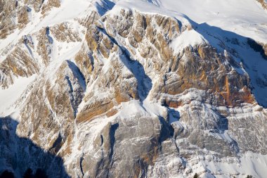 Candanchu 'daki Pireneler' deki karlı kış duvarı, Canfranc Vadisi, Huesca ili, İspanya 'daki Aragon.