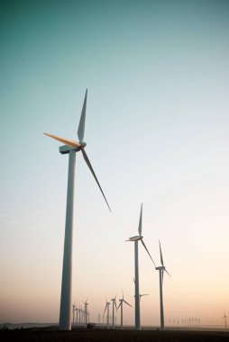 Güneş doğarken sürdürülebilir elektrik üretimi için rüzgar türbini jeneratörleri