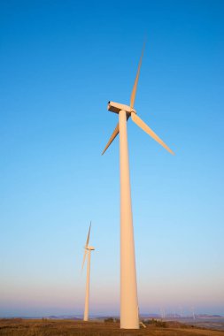 Güneş doğarken sürdürülebilir elektrik üretimi için rüzgar türbini jeneratörleri