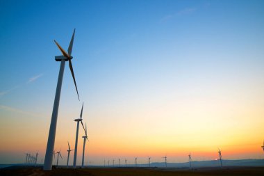 Güneş doğarken sürdürülebilir elektrik üretimi için rüzgar türbini jeneratörleri