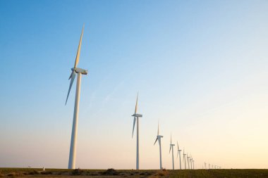 Güneş doğarken sürdürülebilir elektrik üretimi için rüzgar türbini jeneratörleri