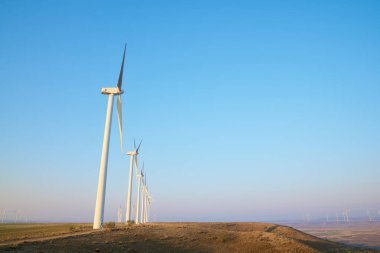 Güneş doğarken sürdürülebilir elektrik üretimi için rüzgar türbini jeneratörleri