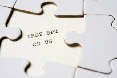 Bizi gözetliyorlar. Beyaz bir bulmacada daktiloyla yazılmış mesajlar.