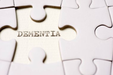 Beyaz bir bulmacada daktiloyla yazılmış bunama metni