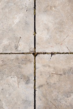 Eski ve yıpranmış beton zemin.