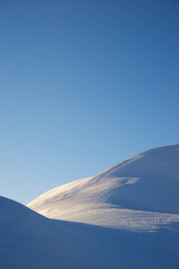 Ossau Vadisi 'ndeki karlı tepe, Fransa' daki Pireneler.