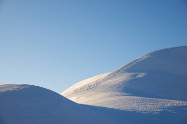 Ossau Vadisi 'ndeki karlı tepe, Fransa' daki Pireneler.