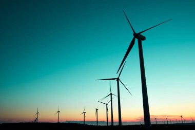 Güneş doğarken sürdürülebilir elektrik üretimi için rüzgar türbini jeneratörleri