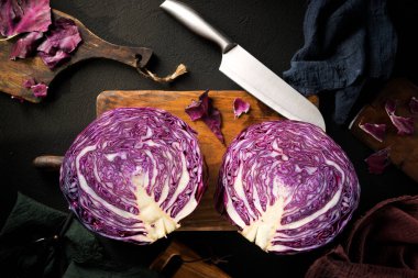 Kırmızı lahana parçaları doğrama tahtasının üzerinde