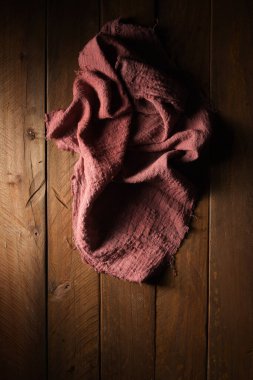 Mutfak havlusu ahşap bir masa üzerinde.