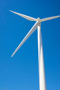 İspanya 'da sürdürülebilir elektrik üretimi için rüzgar türbini jeneratörü