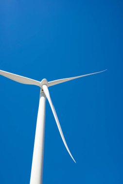 İspanya 'da sürdürülebilir elektrik üretimi için rüzgar türbini jeneratörü