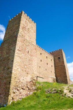 Siguenza kalesinin dış görünüşü, bugün İspanya 'da Castilla La Mancha, Guadalajara Eyaleti' nde lüks bir devlet oteli olarak kullanılıyor.