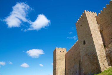 Siguenza kalesinin dış görünüşü, bugün İspanya 'da Castilla La Mancha, Guadalajara Eyaleti' nde lüks bir devlet oteli olarak kullanılıyor.