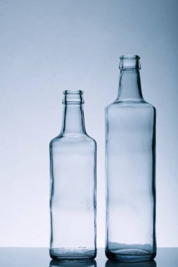 Masadaki mavi boş cam su şişelerini kapat.