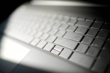 Bir dizüstü bilgisayarın gri klavyesini kapat