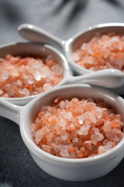 Himalaya pembe tuzu üç küçük kepçe içinde taş tezgahın üstünde