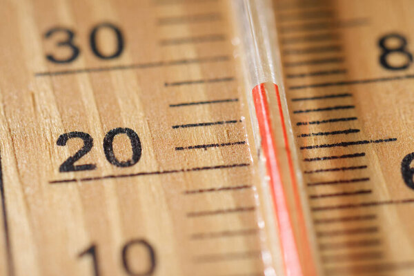 Закрыть спиртовой термометр с деревянной подставкой