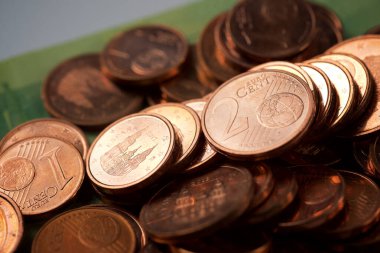 Birikmiş bozuk paraların yakın plan çekimi.
