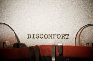 Daktiloyla yazılmış rahatsız edici bir kelime.