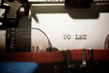 Daktiloyla yazılmış metne izin vermek.