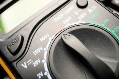 Elektriksel ölçümler için siyah voltmetreye yakın çekim