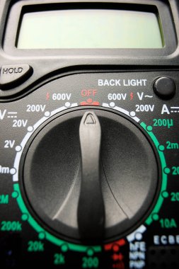 Elektriksel ölçümler için siyah voltmetreye yakın çekim