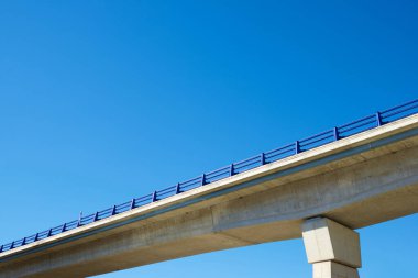 İspanya 'da bir otoyol köprüsüne yakın çekim