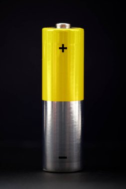 Siyah arkaplandaki sarı pili kapat