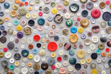 Renkli düğmelerden oluşan geniş bir grubu kapat