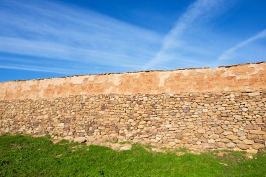 Garray, Soria Eyaleti 'ndeki Celtiberian yerleşiminde savunma duvarının yeniden inşası, İspanya' daki Castilla Leon.