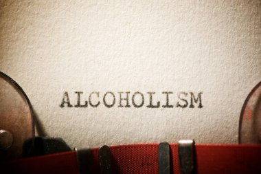 Daktiloyla yazılmış alkolizm kelimesi.