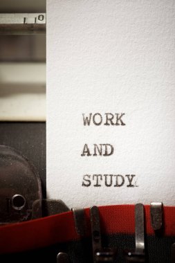 Daktiloyla yazılmış çalışma ve çalışma metni.