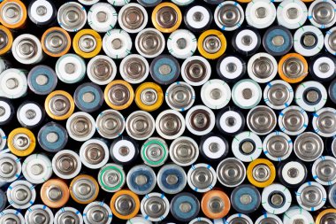 Geri dönüşüm işlemi için kullanılan büyük bir pil grubunu kapat