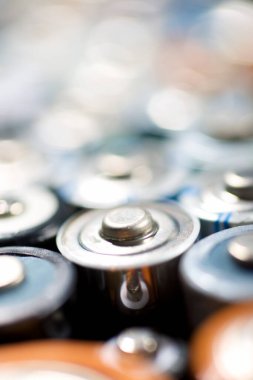 Geri dönüşüm işlemi için kullanılan büyük bir pil grubunu kapat