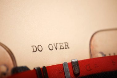 Daktiloyla yazılmış metin üzerinden yap.