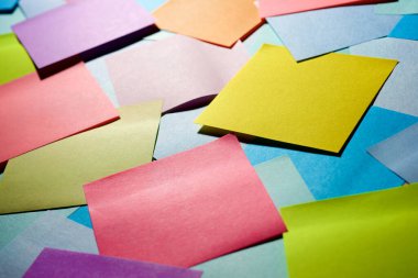 Bir masadaki büyük hatırlatma notları grubu.