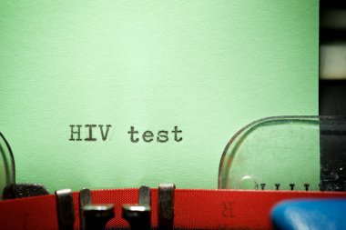 Bir daktilo ile yazılmış HIV test metni.