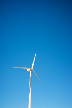 İspanya 'da sürdürülebilir elektrik üretimi için rüzgar türbini jeneratörü