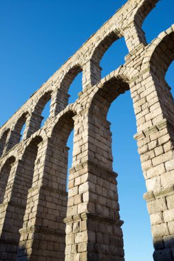 İspanya 'daki Castilla Leon' un Segovia şehrindeki Roma su kemerinin altından görüntüler.
