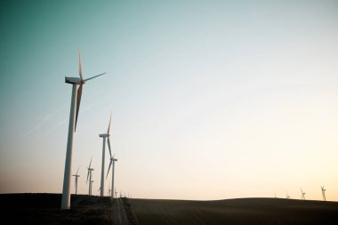 Güneş doğarken sürdürülebilir elektrik üretimi için rüzgar türbini jeneratörleri