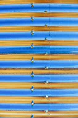 Metal bir su tankının ön planında oluşturulan arkaplan