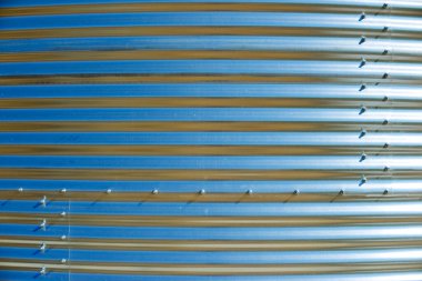 Metal bir su tankının ön planında oluşturulan arkaplan