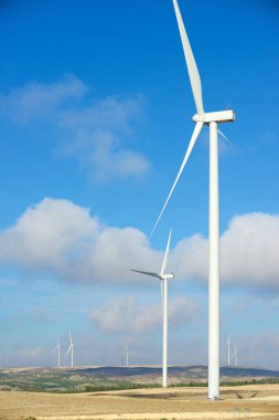 Elektrik üretimi için rüzgar türbinleri, Zaragoza ili, İspanya Aragon.