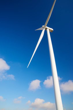 Elektrik üretimi için rüzgar türbini, Zaragoza ili, İspanya Aragon.